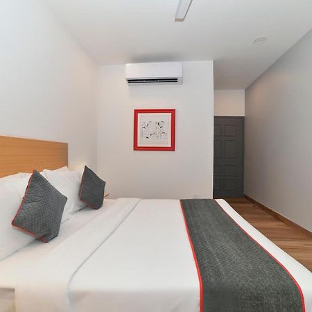 Vaccinated Staff- Oyo Townhouse 384 Nk Hotels Dispur Exteriör bild