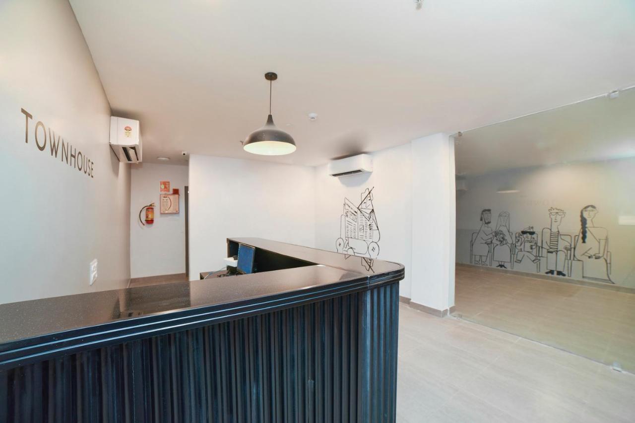 Vaccinated Staff- Oyo Townhouse 384 Nk Hotels Dispur Exteriör bild